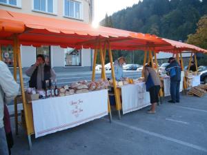 Tržnica kmetijskih pridelkov in izdelkov pred Zadružnim domom Žiri